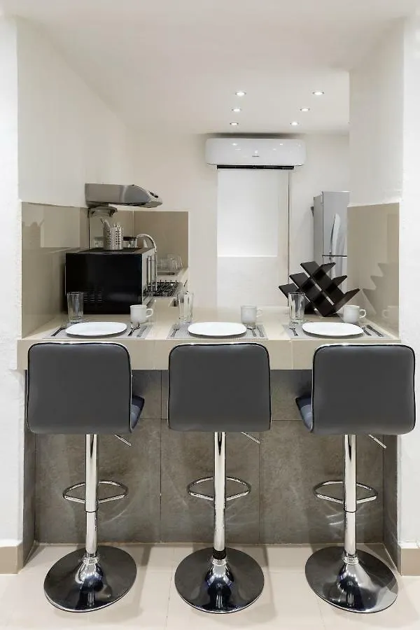 Departamento En Cancun De 2 Recamaras, Sala, Cocina, Tvs, Wifi 아파트 0*,  멕시코